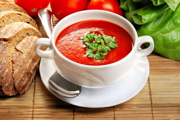 El menú dietético se puede diversificar con sopa de tomate. 
