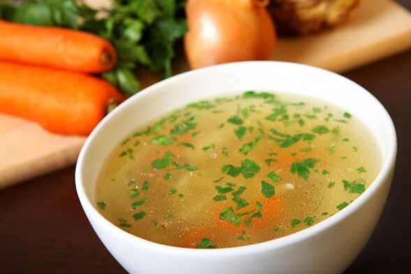La sopa de caldo de carne es un plato delicioso en el menú dietético. 
