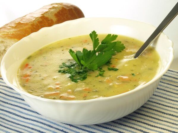 Sopa de puré de verduras con nabos en el menú dietético para adelgazar. 
