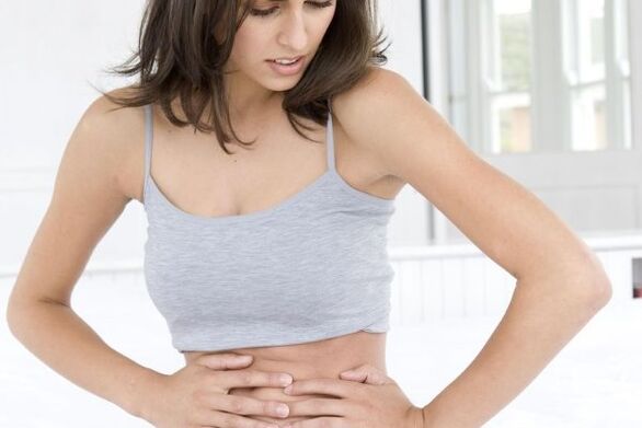 El dolor abdominal es uno de los primeros signos posibles de pancreatitis. 